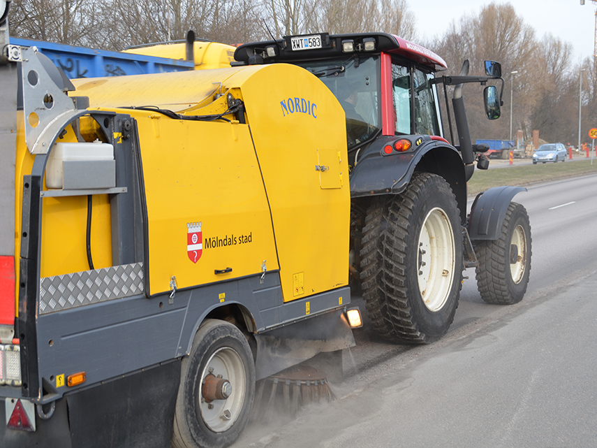 Grusupptagning med traktor och sopmaskin. Foto: Sonja Skäär