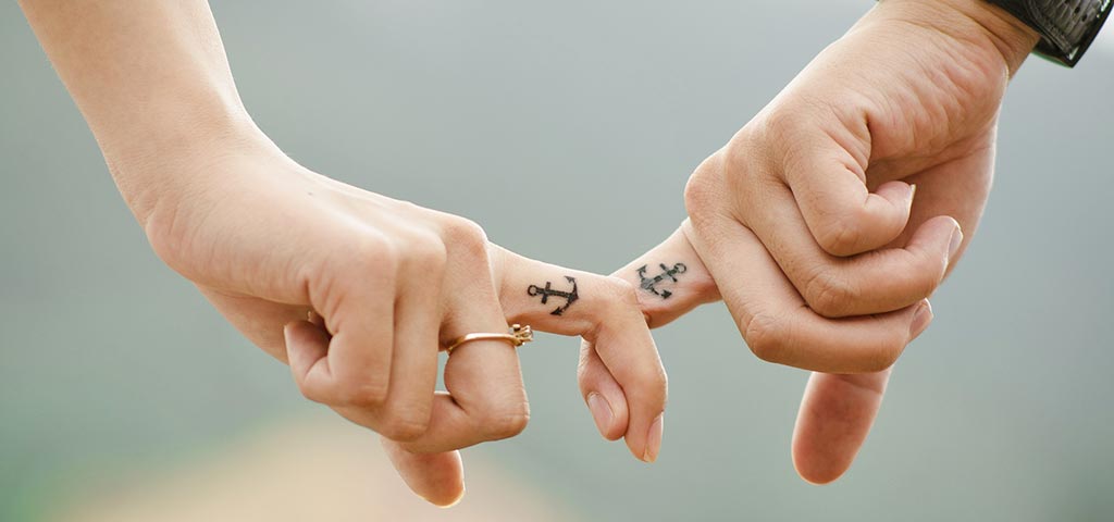 Ett par fingrar krokar an med varandra. Foto: TuAnh från Pixabay.com