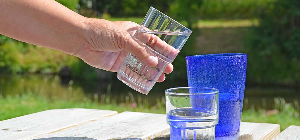 Glas med dricksvatten utomhus. Foto: Sonja Skäär