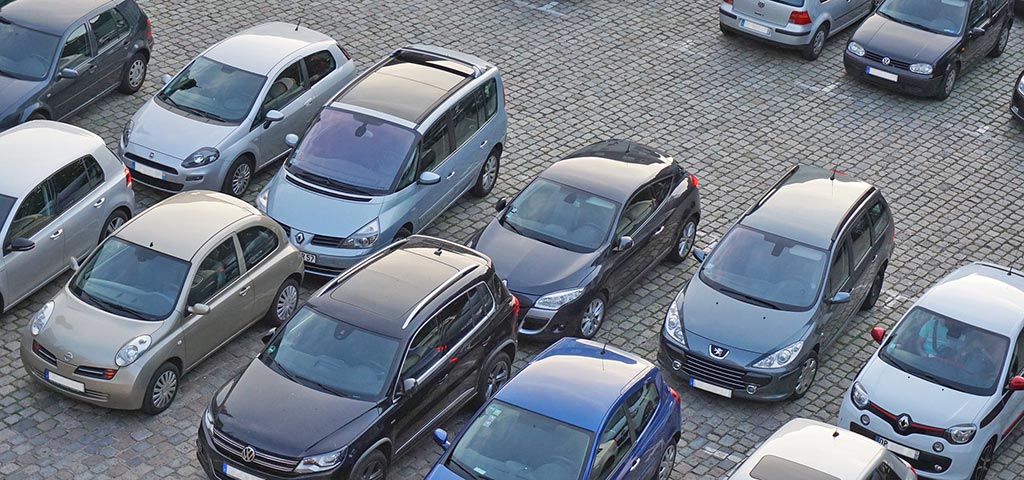 Parkerade bilar på en parkeringsplats. Foto: Florian Pircher från Pixabay.com