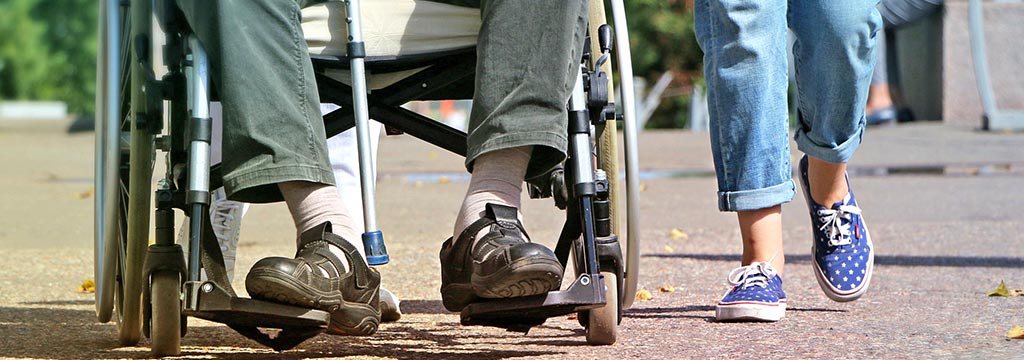 Promenad en person i rullstol och en till fots. Foto: Klimkin, Pixabay
