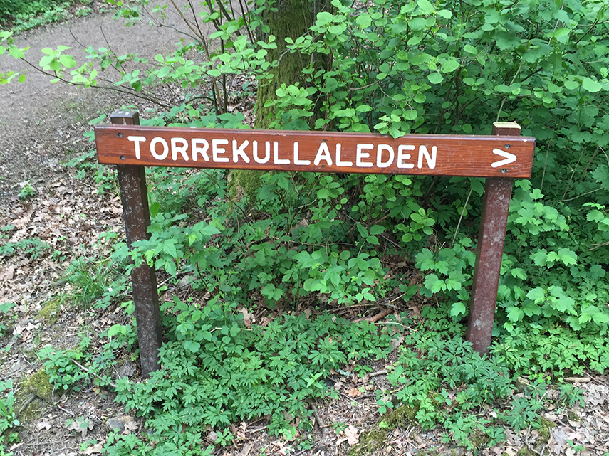 Skylt som visar vägen till Torrekullaleden.